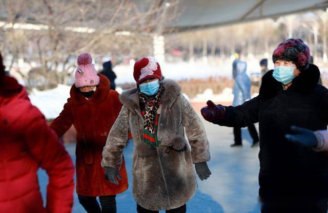 万元衣服成了运动装东北大妈穿貂皮跳广场舞