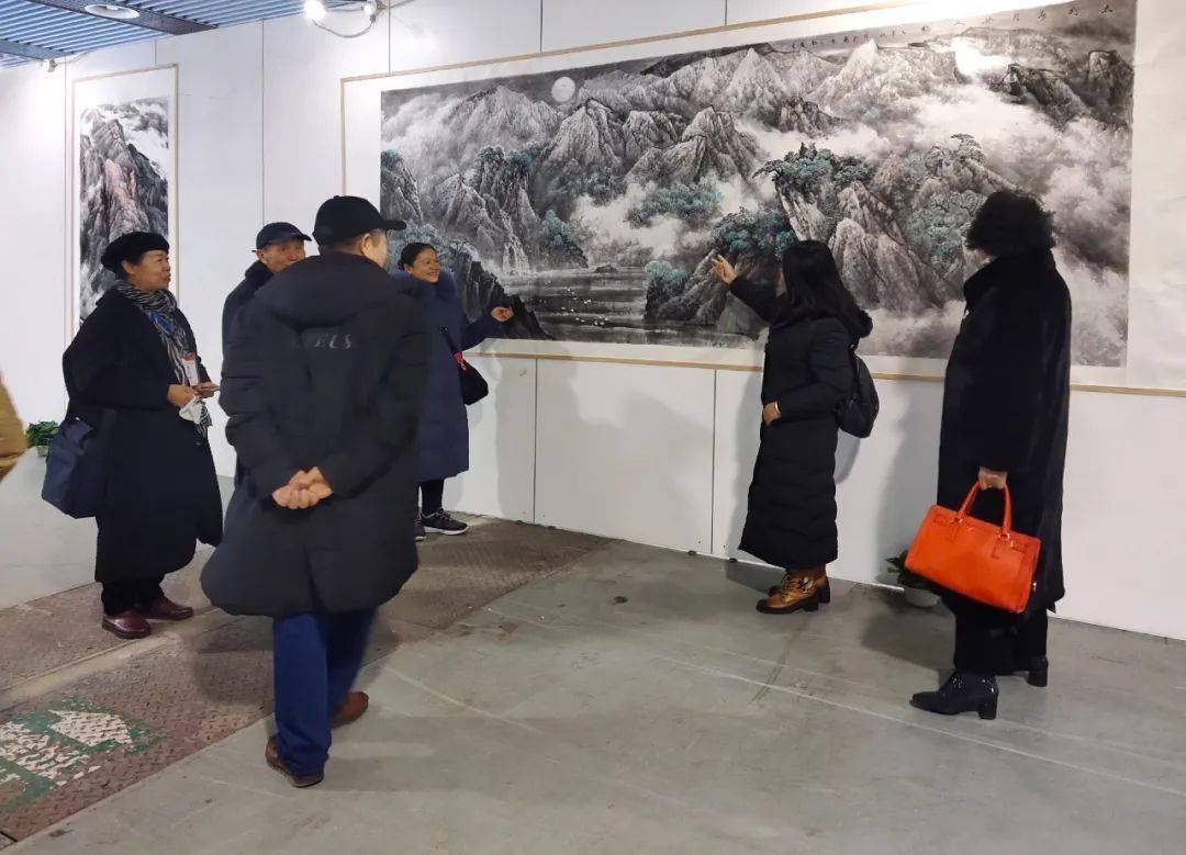 参加开幕式画家合影师恩钊先生接受采访参展画家赵璟庚参展画家于盛本