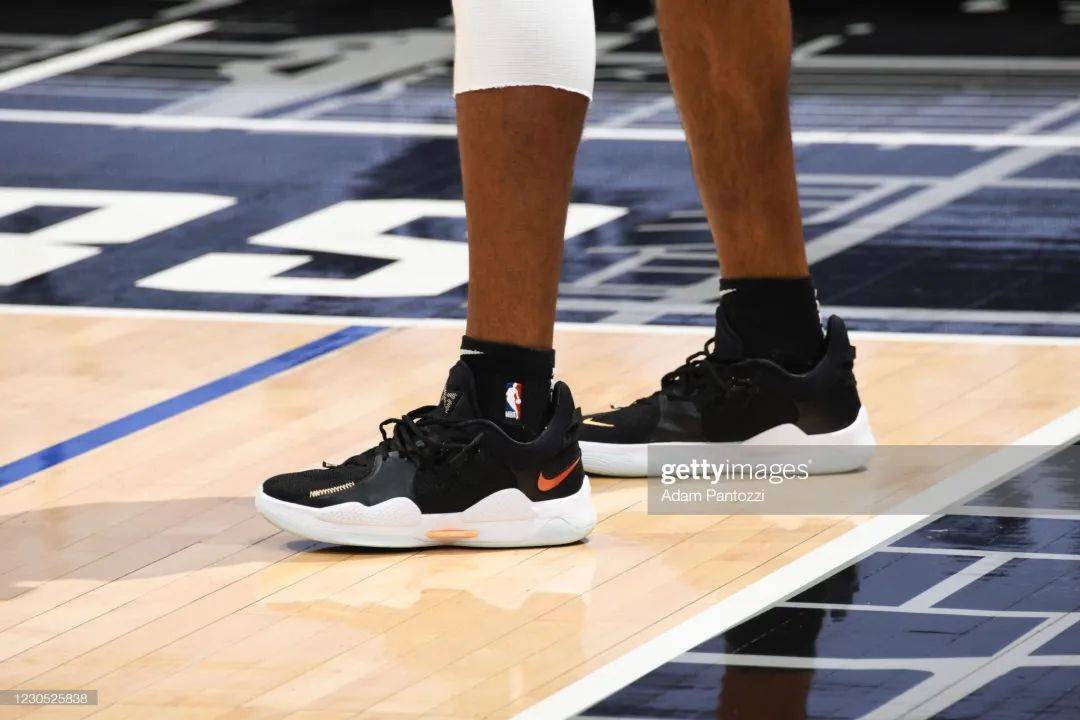 上脚黑白首发pg5.乔治连续多场保持竞技状态,手感在线,可喜可贺.