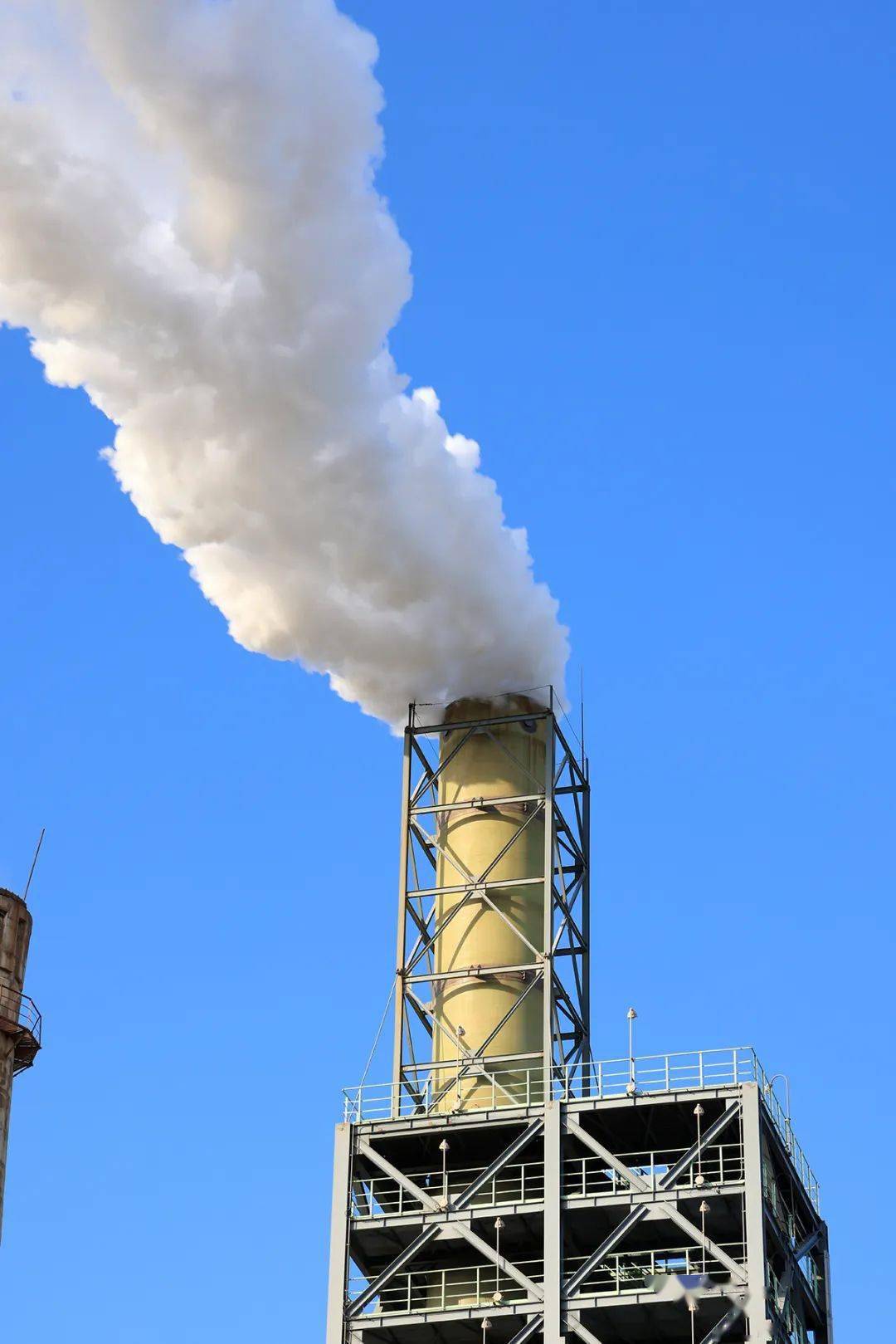 钢铁厂的烟囱里冒的白烟是什么你知道吗