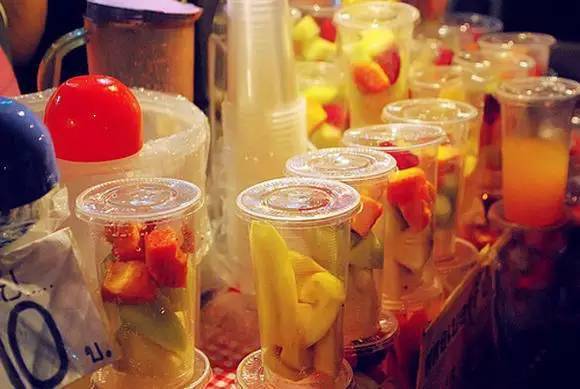 6  鲜榨果汁  在泰国街头喝鲜榨果汁才是正经事儿  7  街头烤肉  清迈