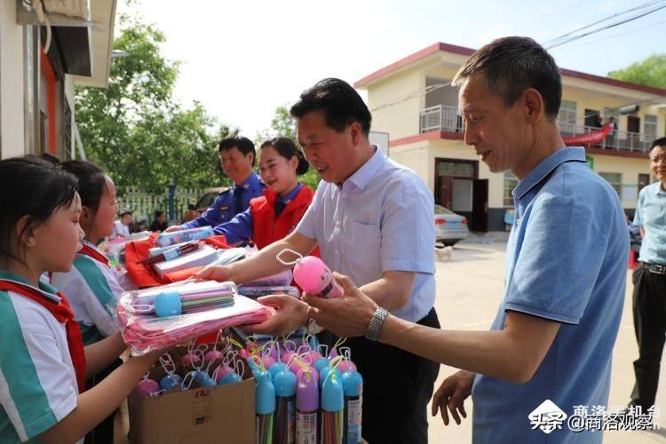 6月1日,市城管局幹部職工奔赴洛南縣高耀鎮裡龍村,為那裡的55名貧困