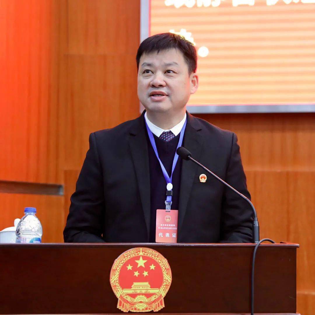 镇党委书记张伟国主持大会.▲会议在庄严的国歌声中开幕.