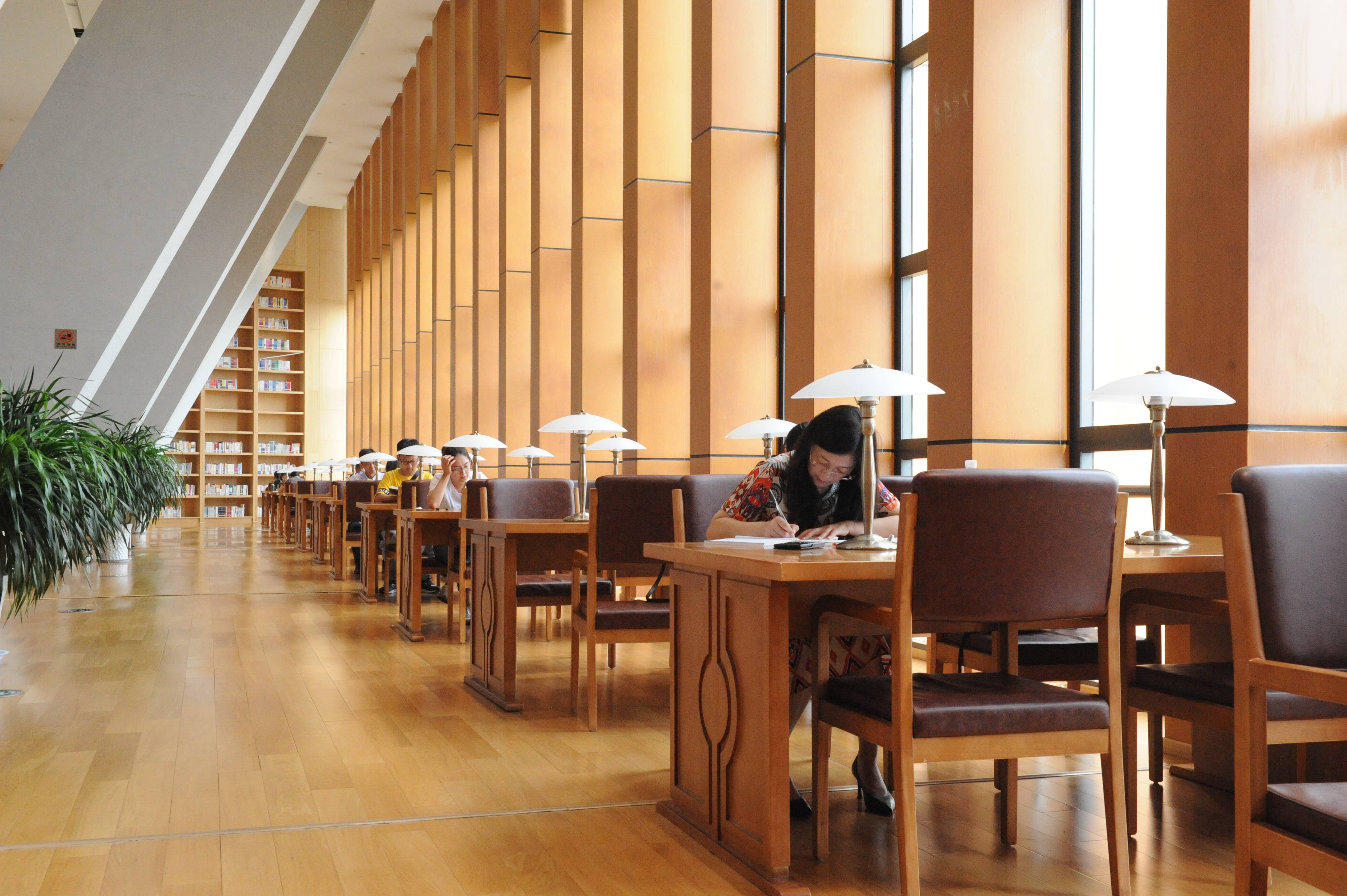 威海市图书馆内部.