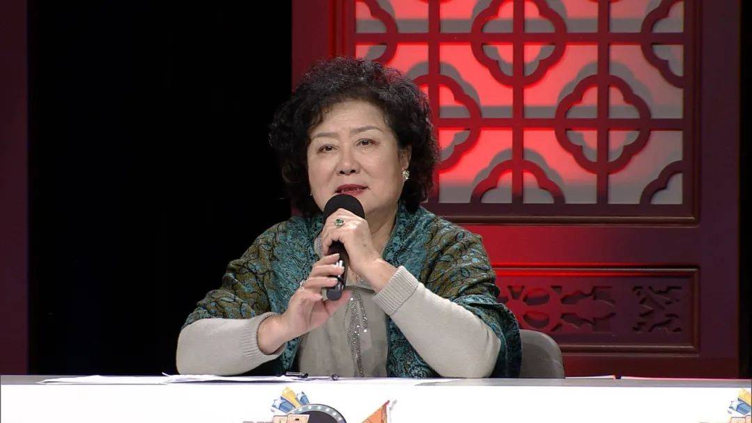 本期节目,京剧表演艺术家王平,李莉担任评委,两位评委每人手中握有