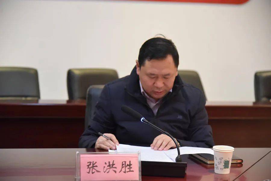 市人大常委会预算工委主任张洪胜宣读了《政府工作报