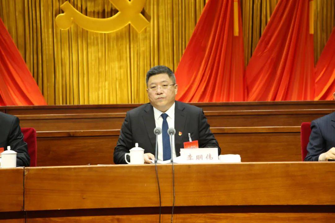 市委常委陈岩,王任刚,张洪军,徐辉,李建厂,薛智金,鲍长山出席会议.