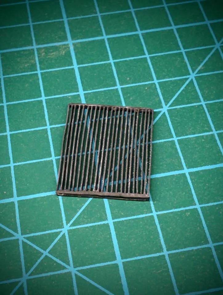 这是一台用纸糊出的全内构装甲车妈妈问我为什么要跪在地上看手机