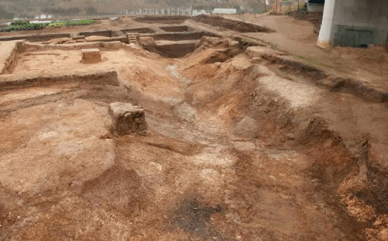 其布局与郑州商城南关外,阜南台家寺铸铜遗址的布局十分类似,如其南部