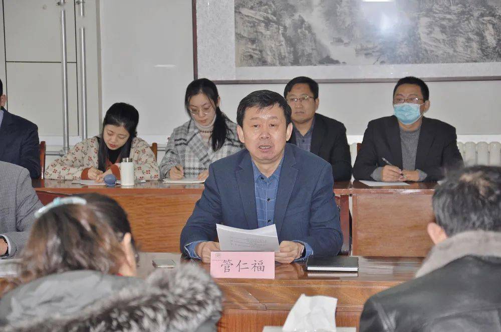 胶南一中管仁福校长在会上致辞,他代表学校向到会的各位专家领导致以