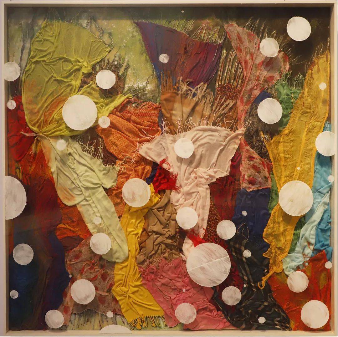 展览中的这件作品比如而是综合利用多种材料表现创作主题不是单一的用