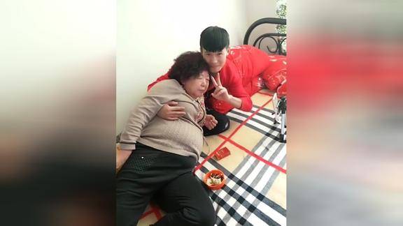 新版的老妻少夫65岁老太太嫁给20岁小伙恩爱的撒狗粮