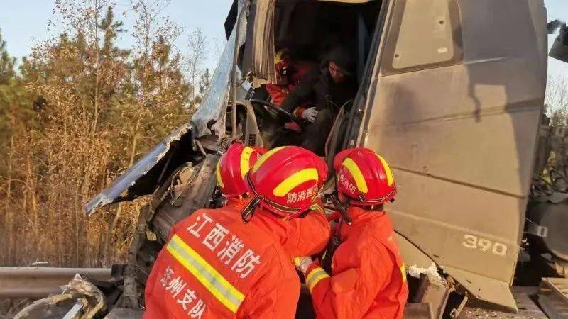 金溪一高速公路急刹车酿惨剧.