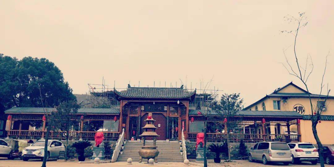 姑山寺原名白泉古寺,坐落在九江濂溪区姑塘镇,庐山东麓,鄱阳湖之滨,原