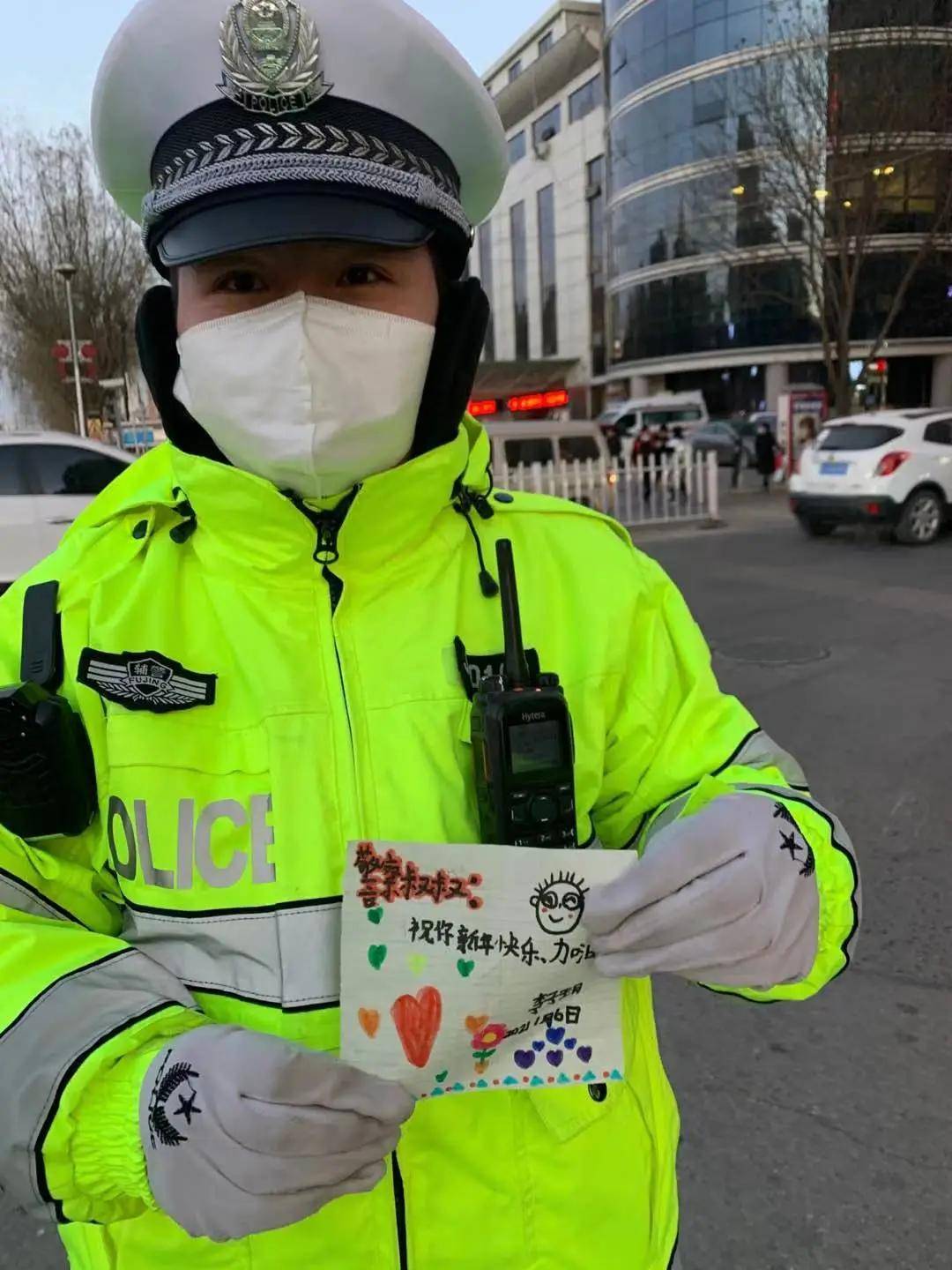 平安延安 你我共建,学生手绘贺卡送祝福 交警无私奉献暖心间_叔叔