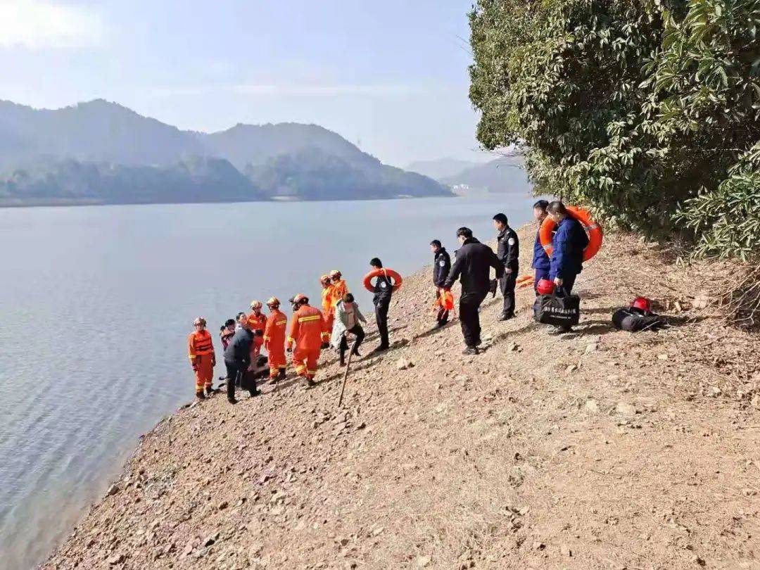 惊险刚刚韶山一名老人不小心失足溺水