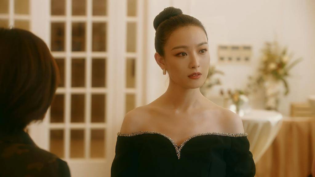 倪妮新剧穿搭冲上热搜!被赞人间gucci,穿红裙亮相美成画报