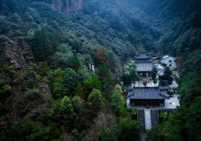 则同摄宝掌幽谷两旁峭壁万仞,石嶂连云行至于此,仿佛读懂了何为"行近