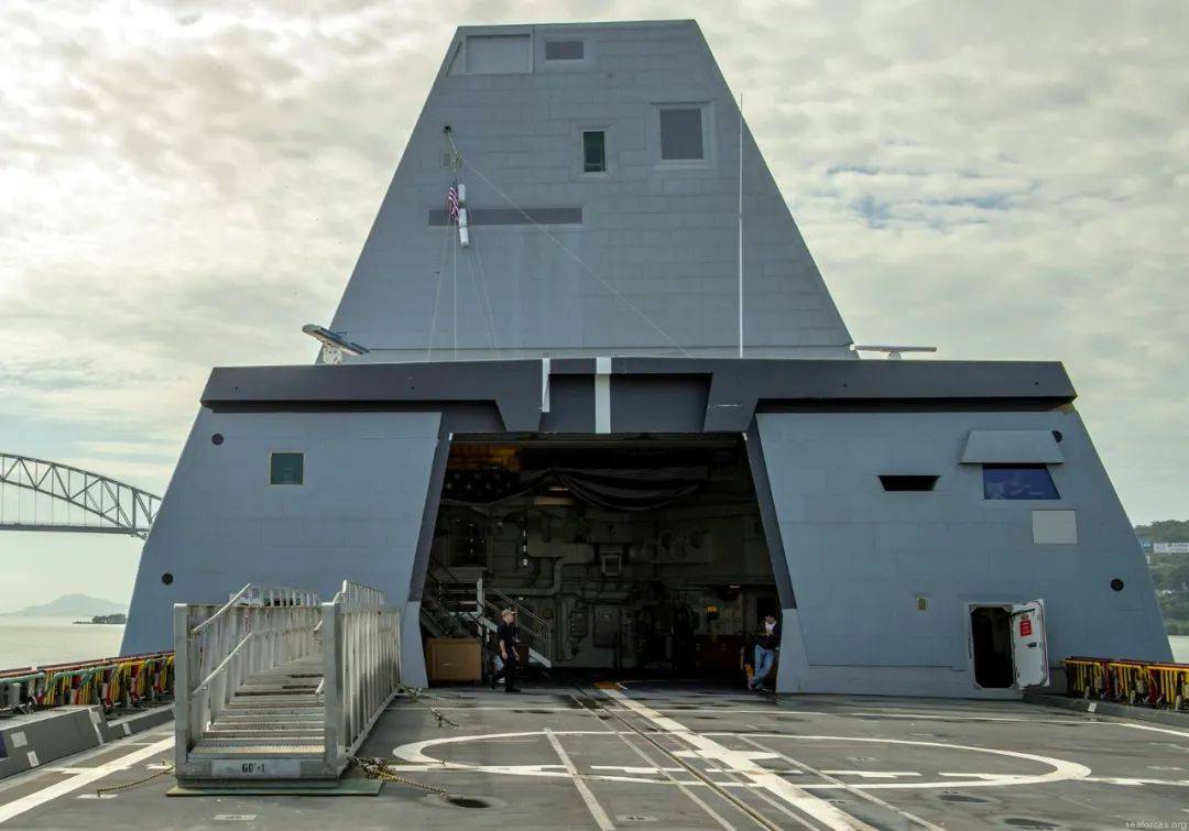 号称宇宙最强的朱姆沃尔特级驱逐舰的舰上生活军记也是战斗力14