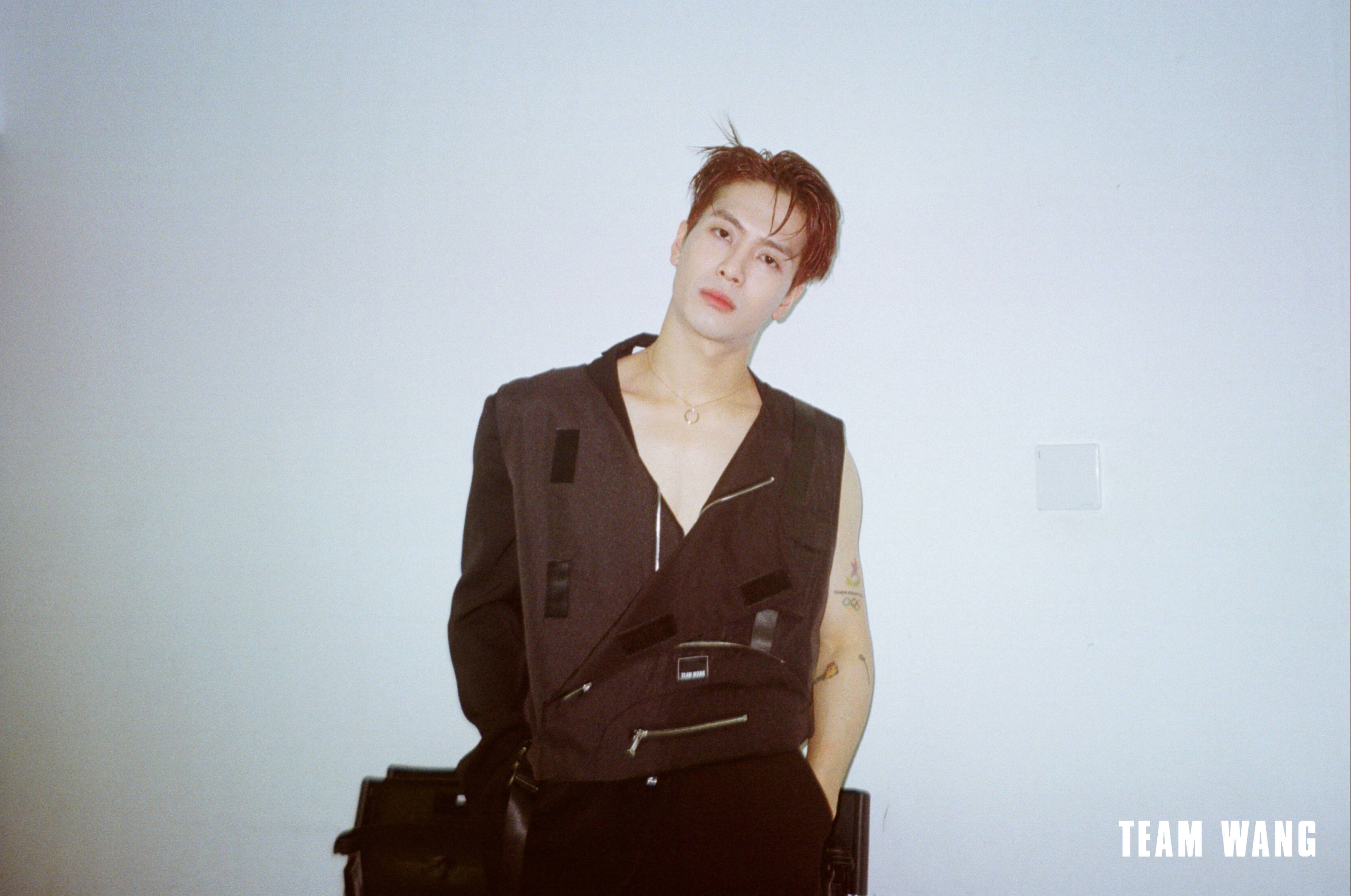 王嘉尔当地时间本周一,据韩媒报道,jyp就王嘉尔所在的组合got7全员不