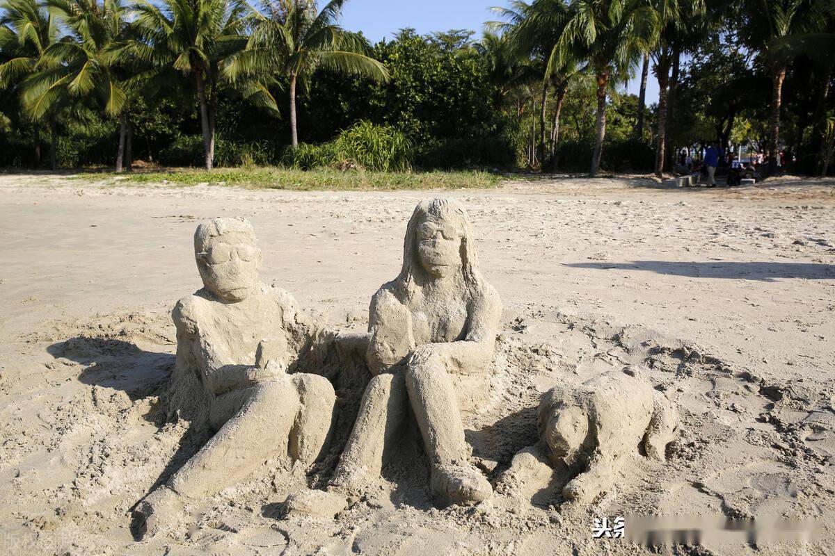 海南:三亚湾海滩现温馨情侣沙雕_沙滩