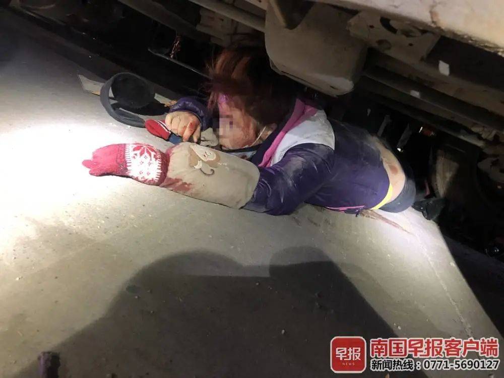 南宁一女骑手车祸后被困车底消防员匍匐救援