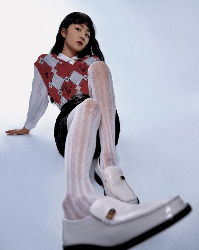 脚往上拍,这个角度容易引人遐想,而这种遐想根本不该出现在未成年身上