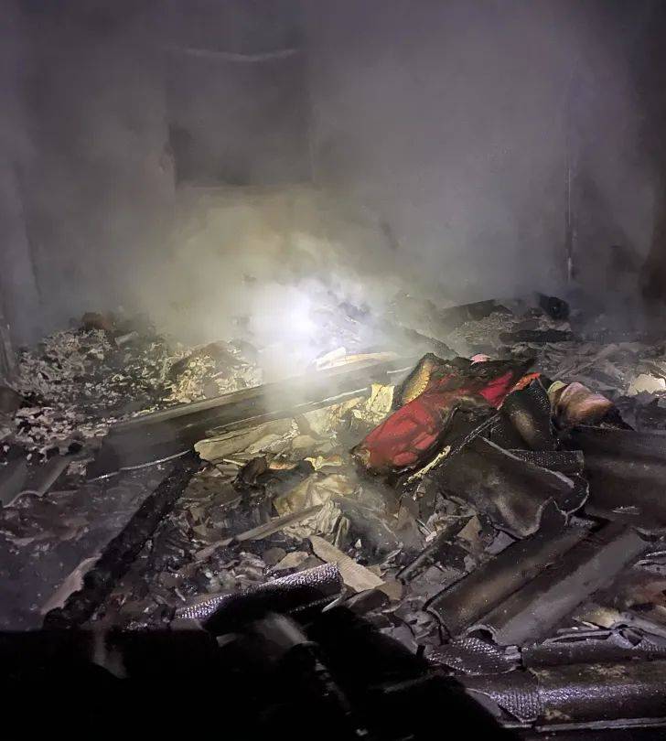 杂物助燃屋顶烧塌 冬季农村防火不容忽视!_火灾