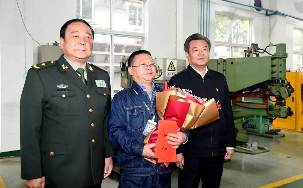 四川省委常委,省军区司令员曲新勇到攀钢慰问劳模