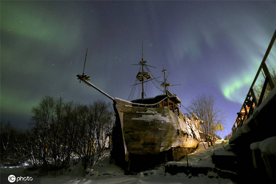俄罗斯摩尔曼斯克现唯美北极光 夜空舞动美到窒息
