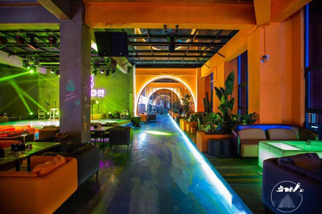 9抵200!南充惊现空中酒吧,360°观夜景,超燃live就在这.