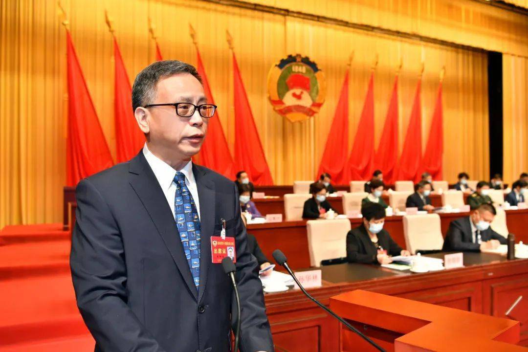 李伟成在报告中总结了一年来区政协常委会立足特殊时期工作实际,在