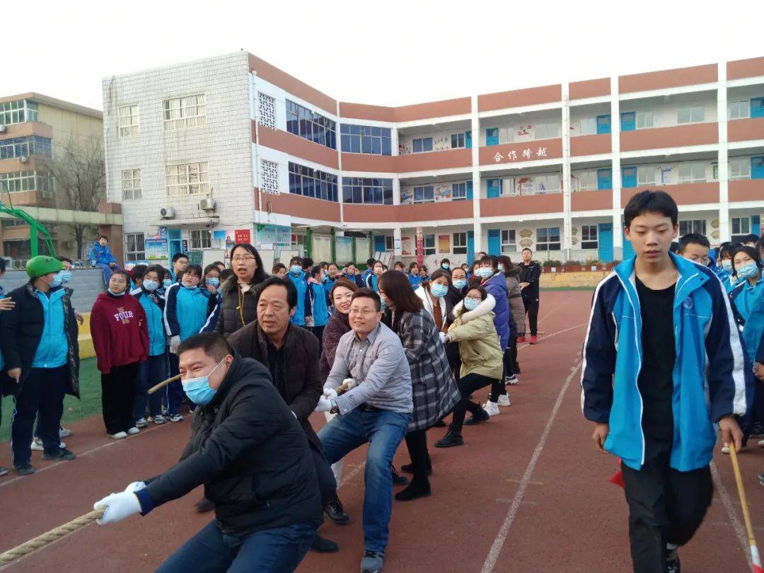 凝以聚力 和谐校园——华星初级中学工会组织教职工拔河比赛活动