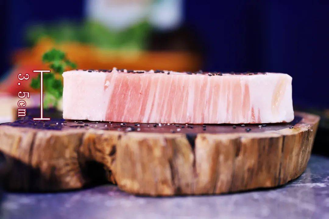 生菜包猪五花人人都吃过,但山蒜叶包猪五花的滋味,你一定不懂!