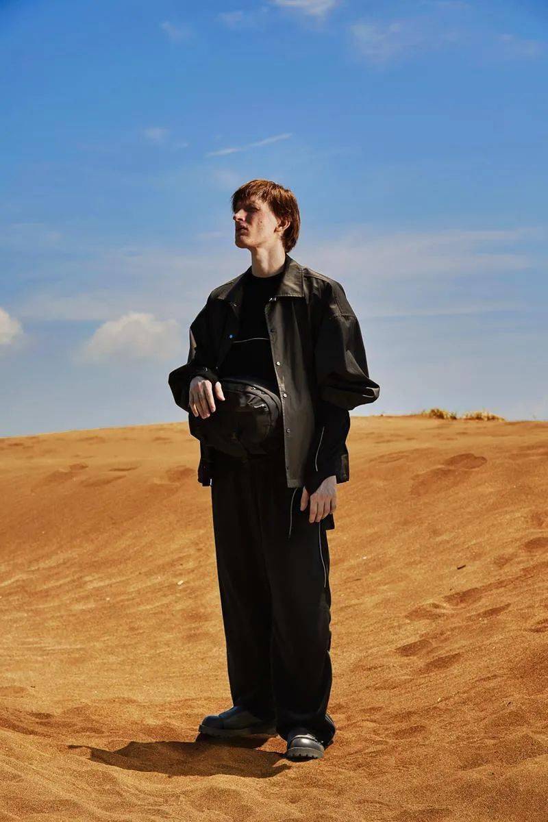 ulsum丨在热情的沙漠衣服里的确需要一台风扇