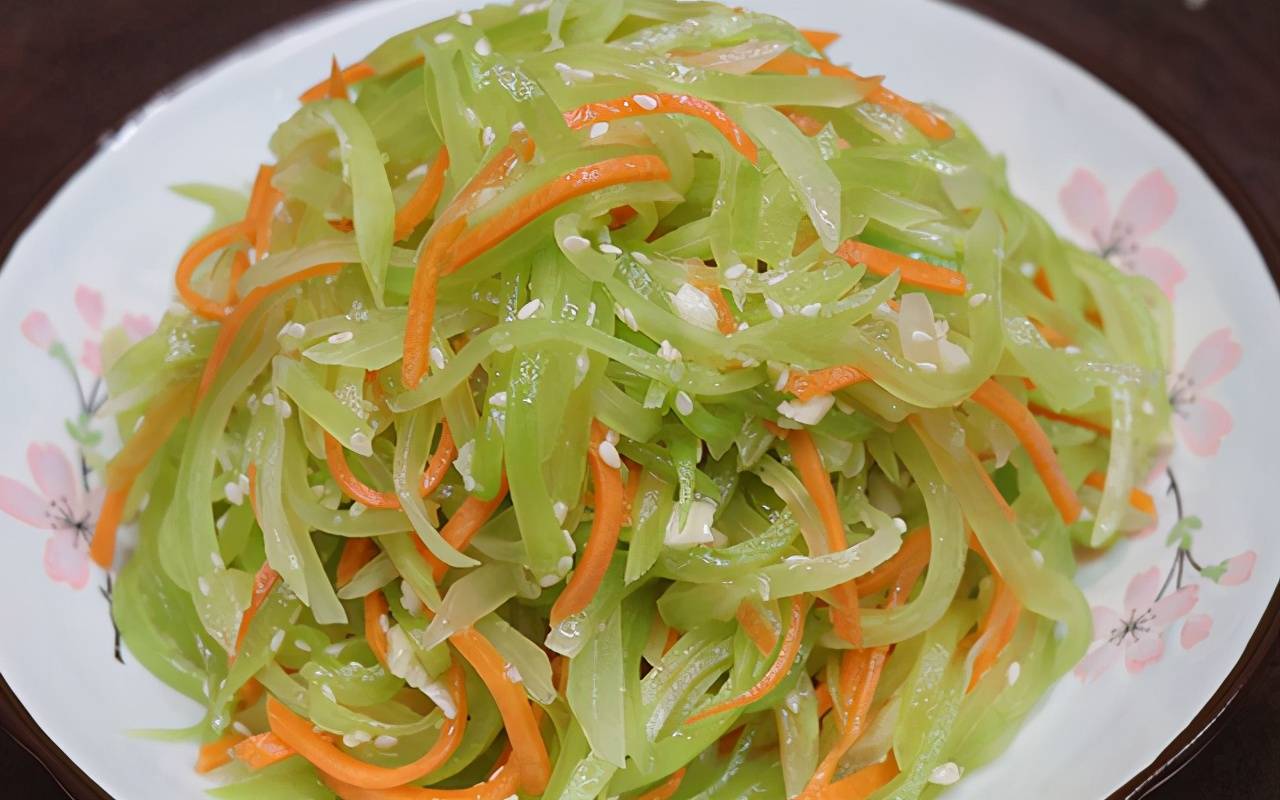 大鱼大肉吃腻了来盘凉拌莴笋丝清爽解腻口感好上桌就光盘