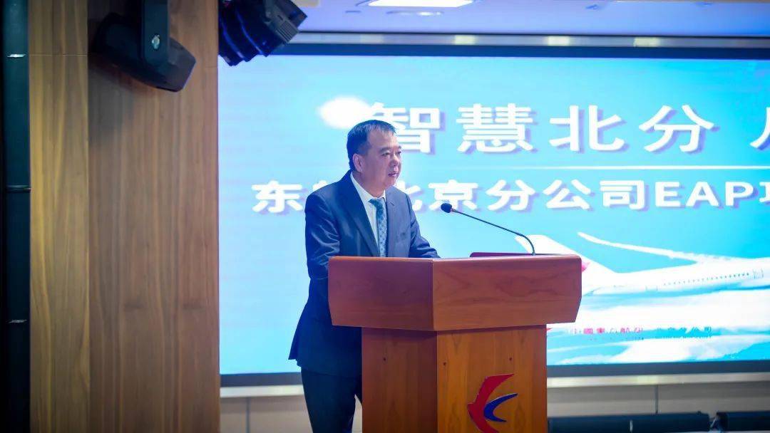 分公司飞行部总经理杨雷与分公司综管部总经理张彪共同为《飞行员