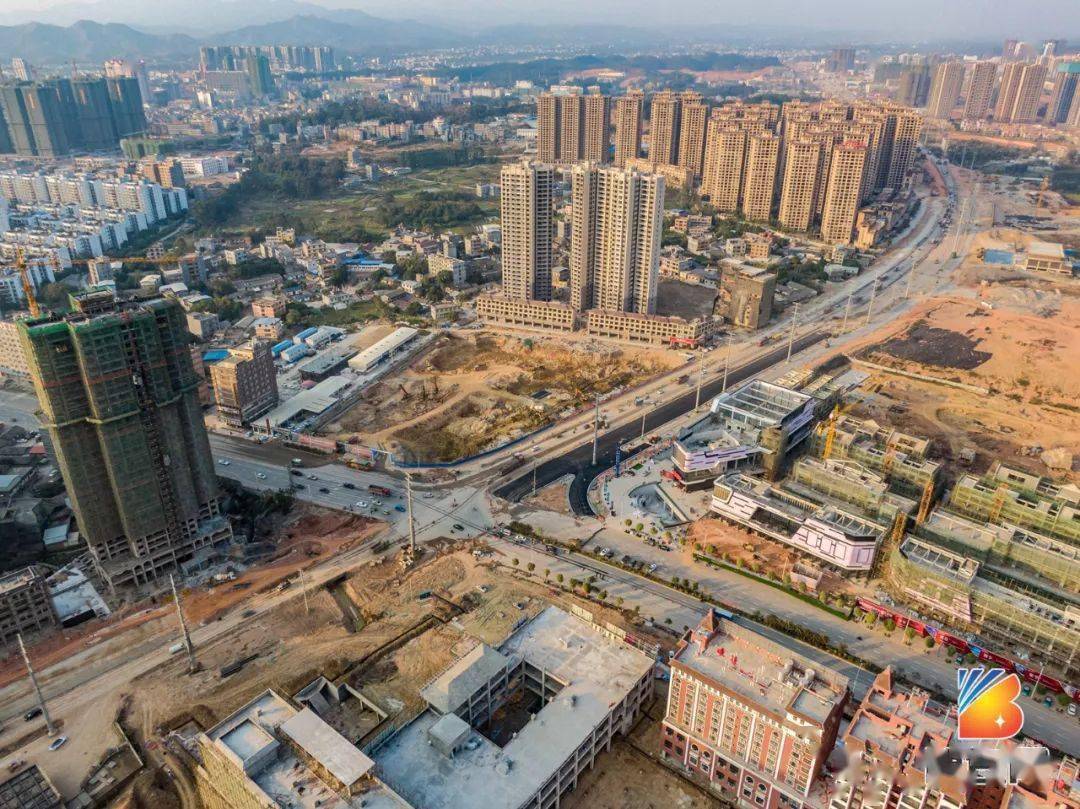 总投资约19亿的博白城东大道开始铺设沥青啦!