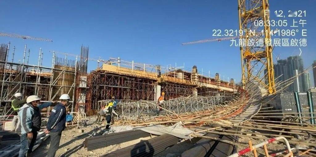 严禁违章作业.香港一在建工地发生脚手架坍塌事故