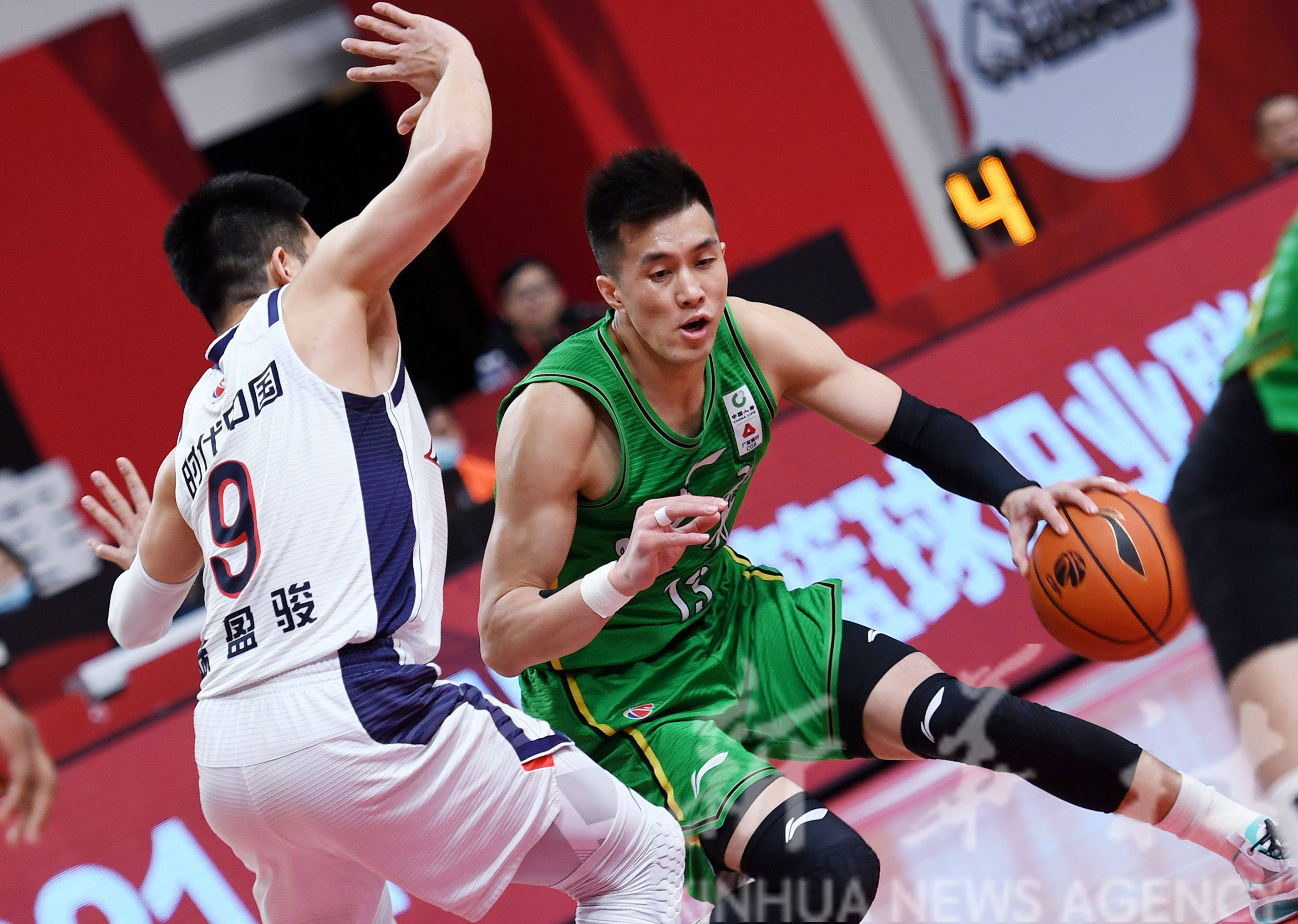 1月16日,辽宁本钢队球员郭艾伦(右)持球进攻.