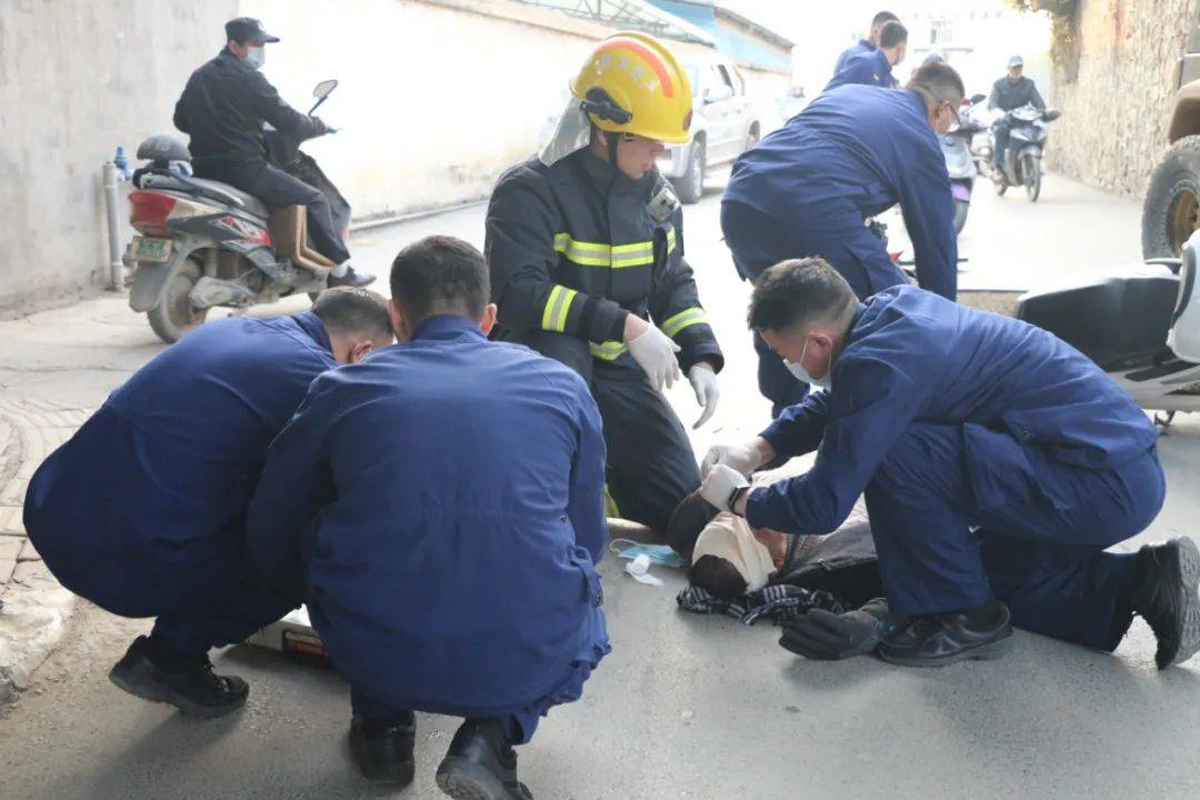 崇左老人騎車摔暈消防員出警歸途緊急施救