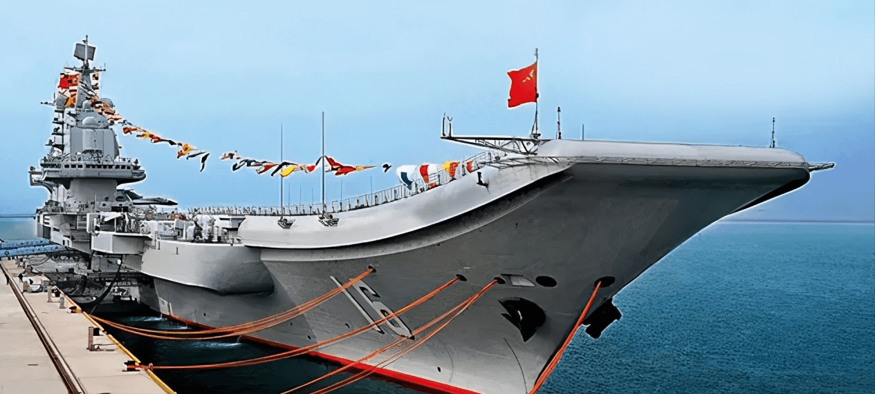 2012年9月25日,中国首艘航空母舰辽宁号正式交接入列.