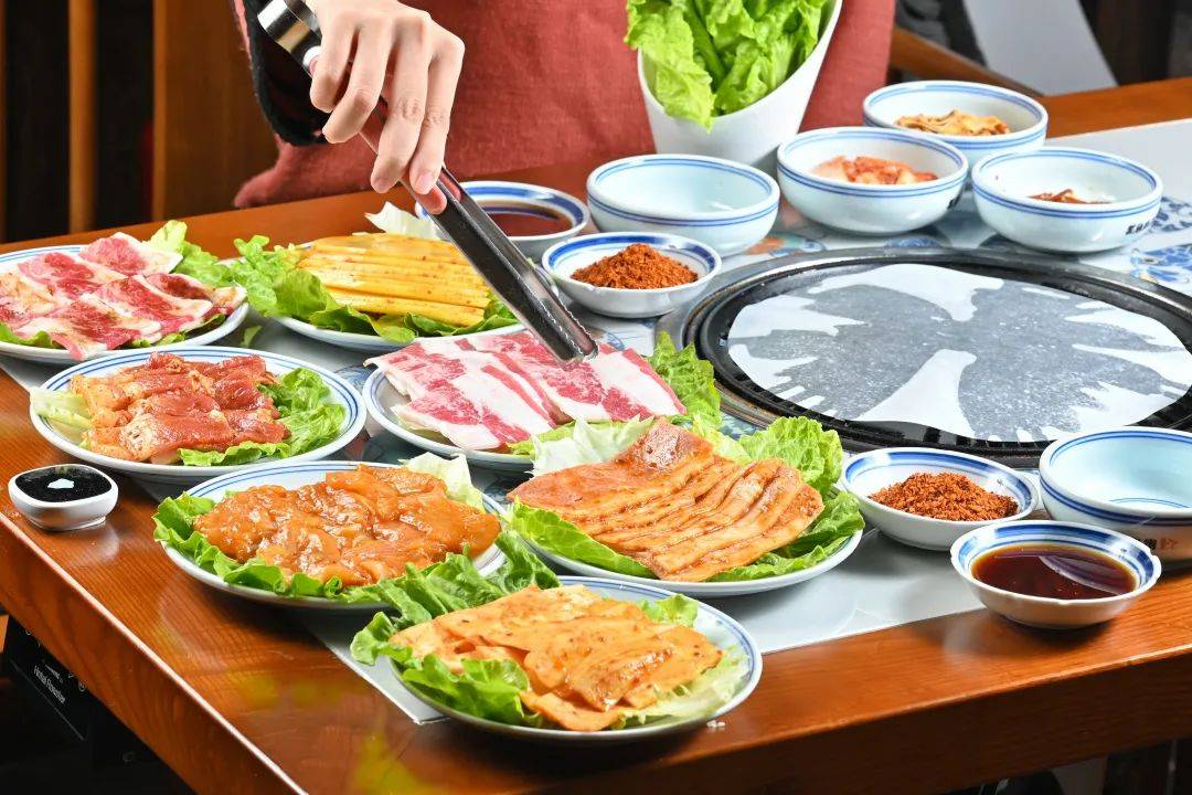 作为前菜的话单吃开胃,而作为配菜则能提鲜,跟烤肉组成"灵魂cp",真