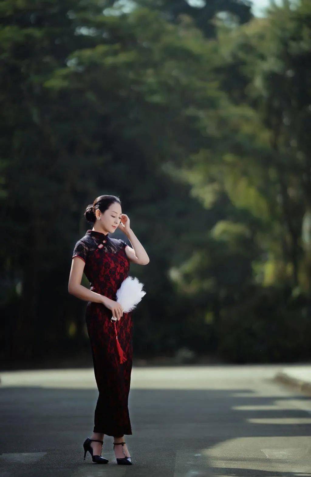 在拍摄旗袍的过程中,优雅端庄的姿态和姿势是你拍摄旗袍成功的关键.