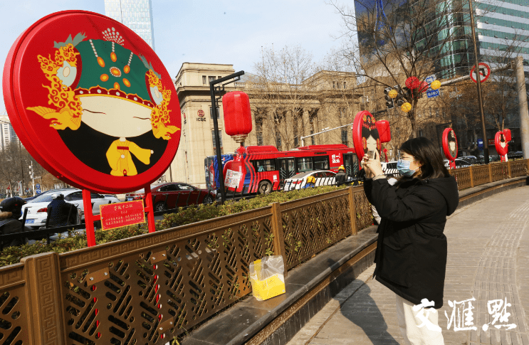 "金陵十二钗"主题艺术装置亮相南京街头