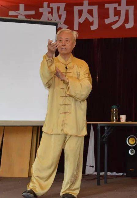 杨禹廷大师循拳理深入研究后认为,脚平松落地为好.