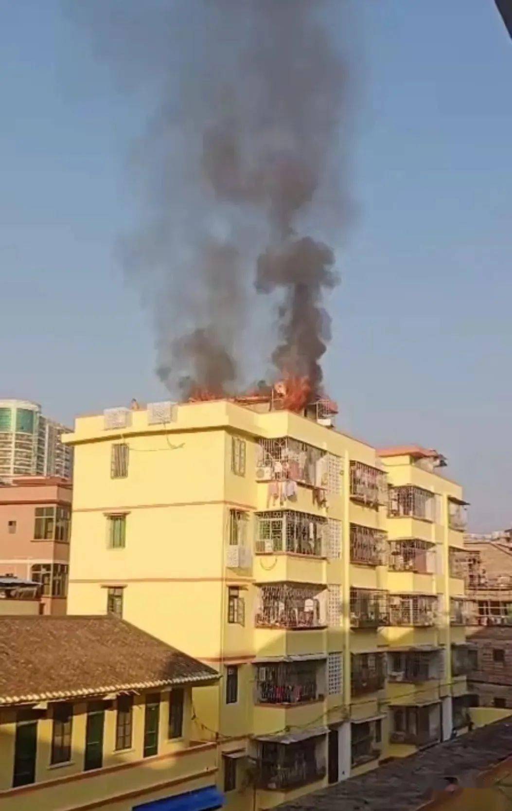 昨天下午,广宁县城一宿舍楼顶着火,火势凶猛,浓烟滚滚