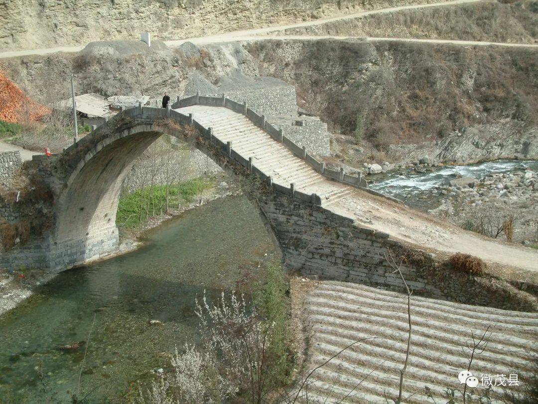 三元桥位于土门镇建设村下街茂北路旁,呈西北-东南走向.桥高14.