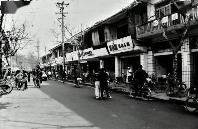 1995年成都春熙路上买年货的人组图