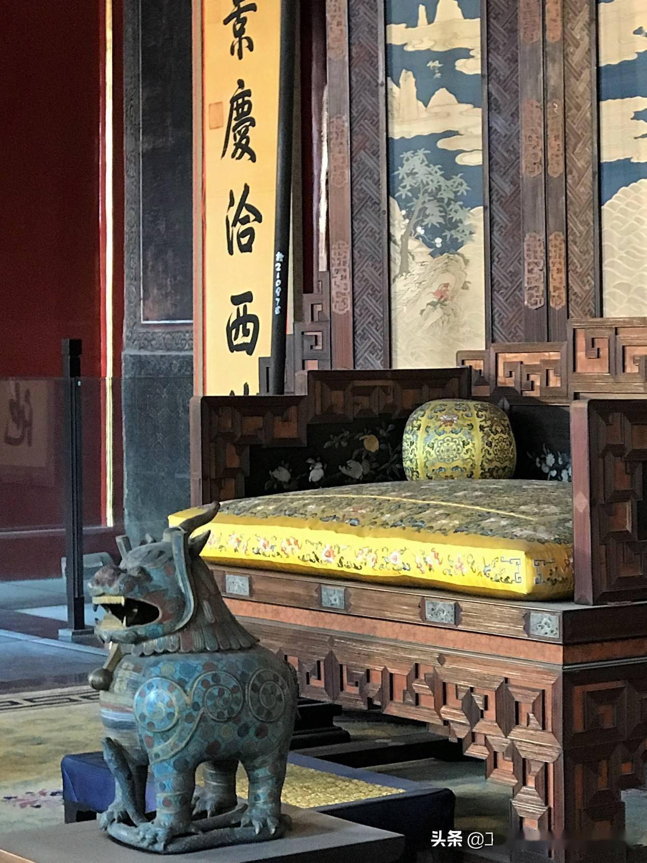 故宫半解之寿康宫正殿有最精致的屏风宝座和最特别的轩辕镜